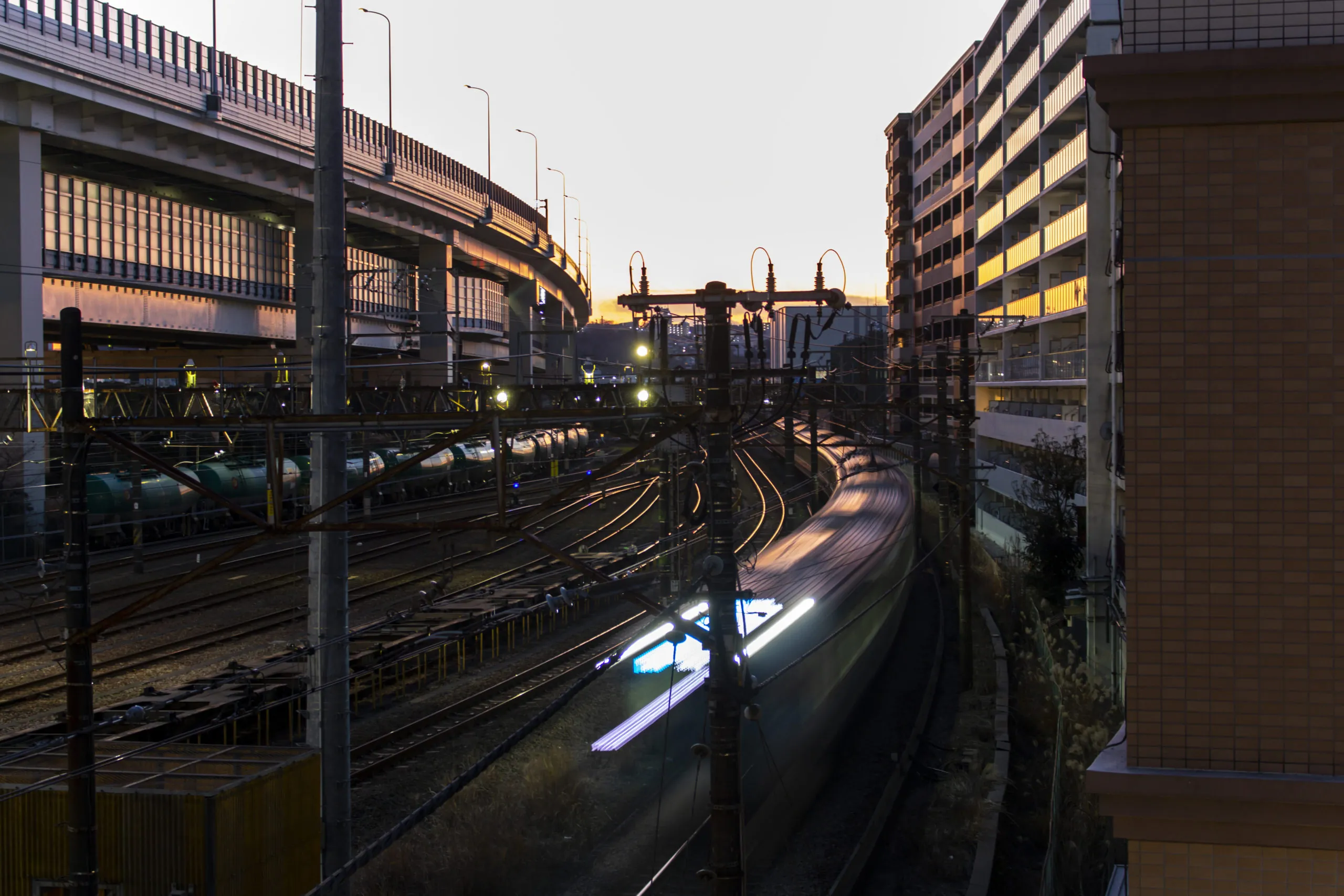 疲れて帰り際、根岸駅で渡り廊下の窓が空いていて、そこから覗いたら電車が通過するハザマの景色。夕焼けの時間、シャッタースピードを遅めで撮る。isoに意識は行かず。でも結果はオーライと思った。