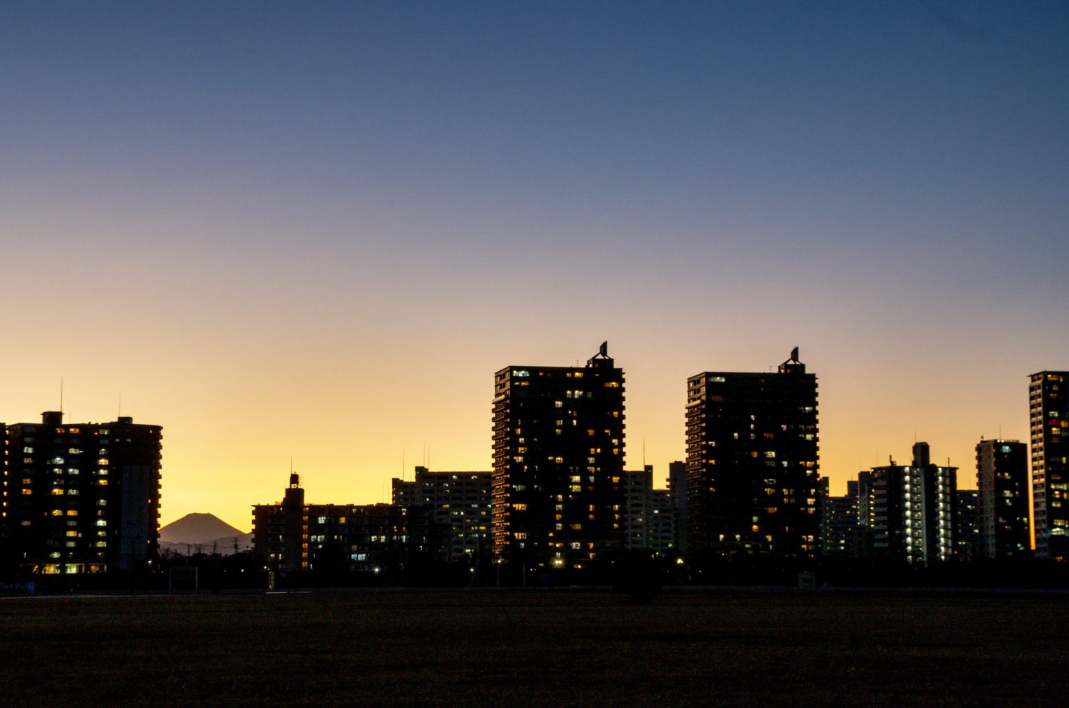 多摩川の夕陽と富士山
