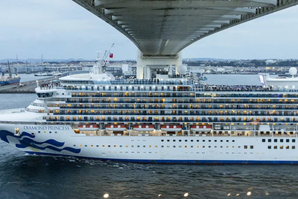 スカイウォークからダイヤモンド・プリンセスを見送る