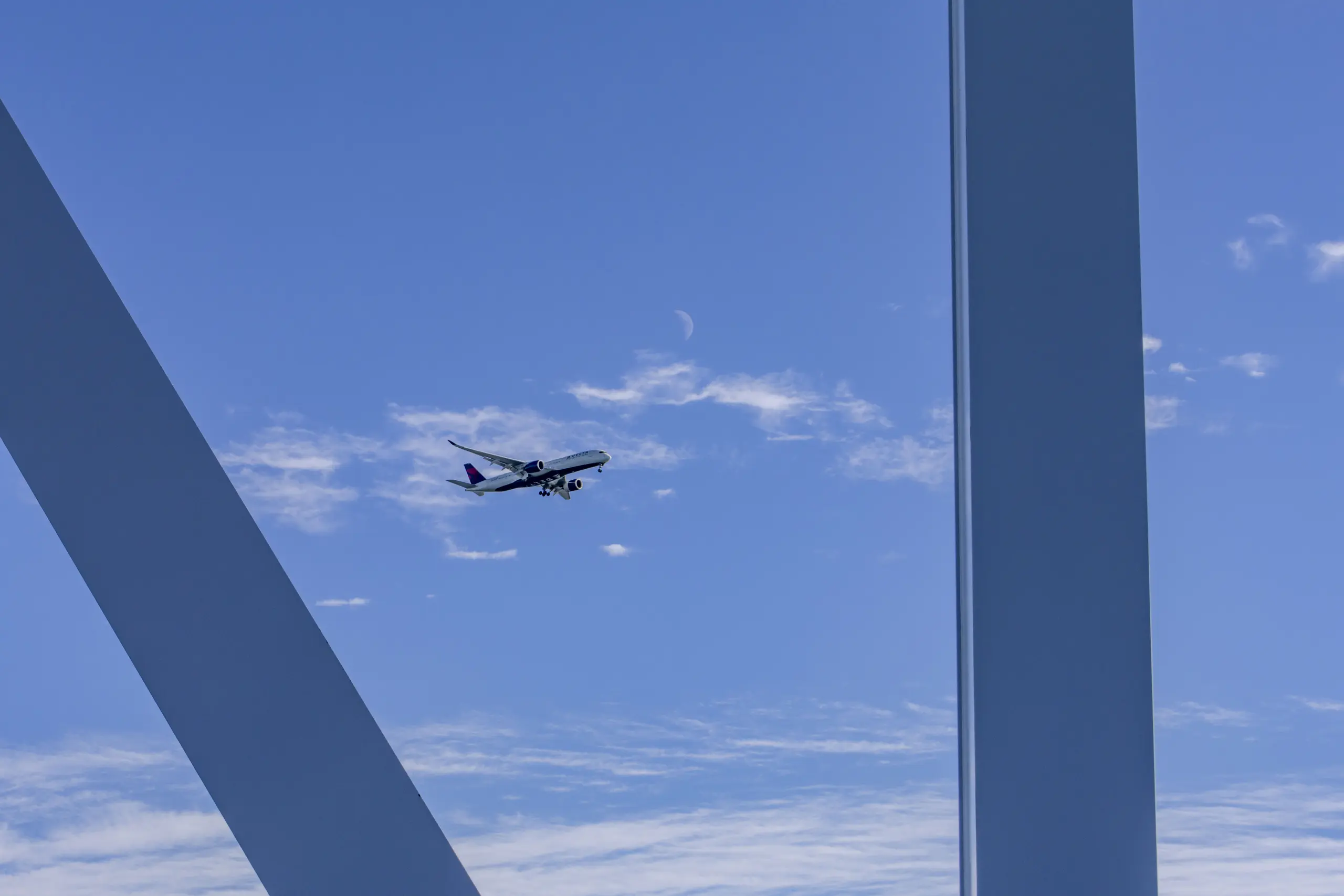 ゲートブリッジの隙間から。飛行機と月