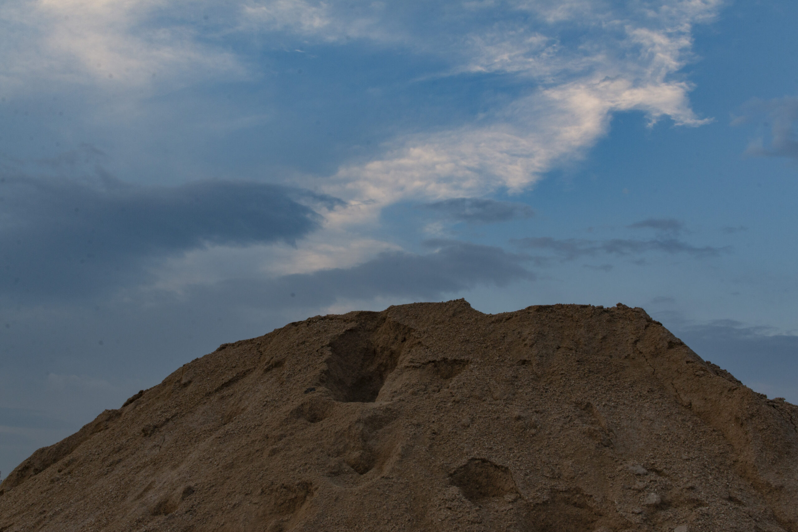 朝の多摩川の青