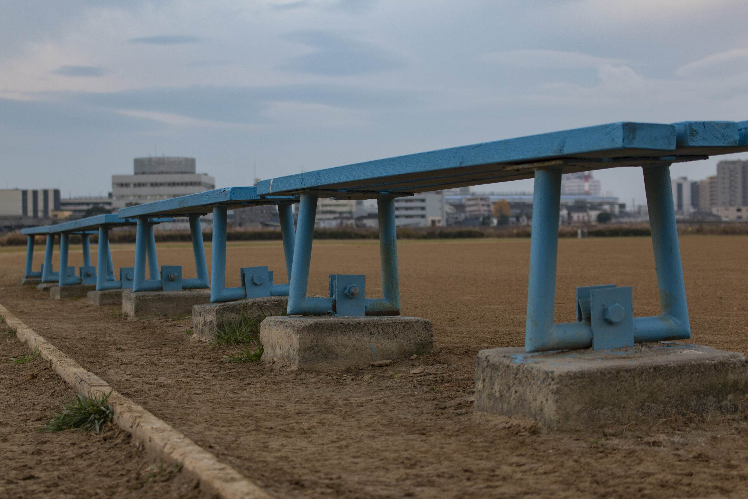 朝の多摩川の青