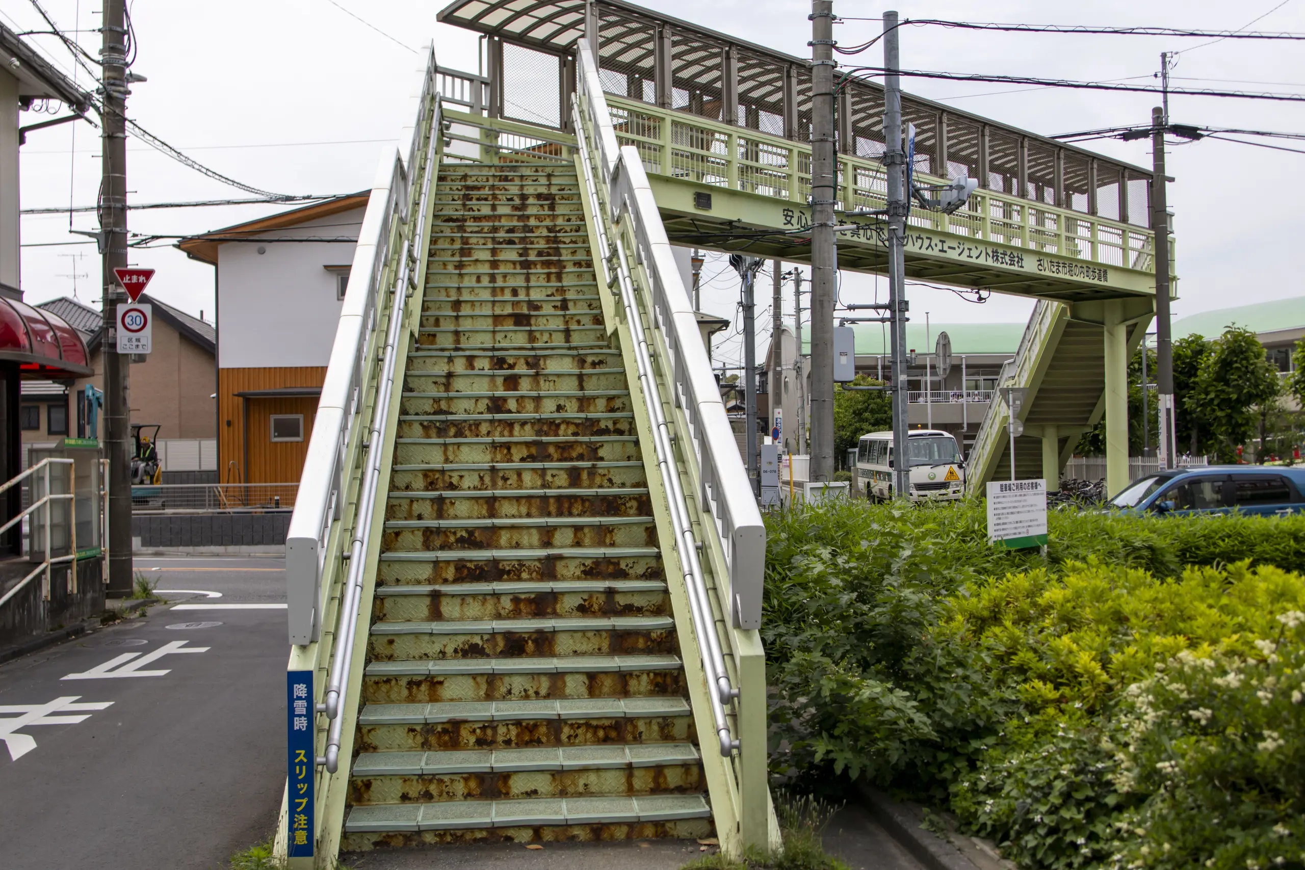 珍しい見てくれの歩道橋