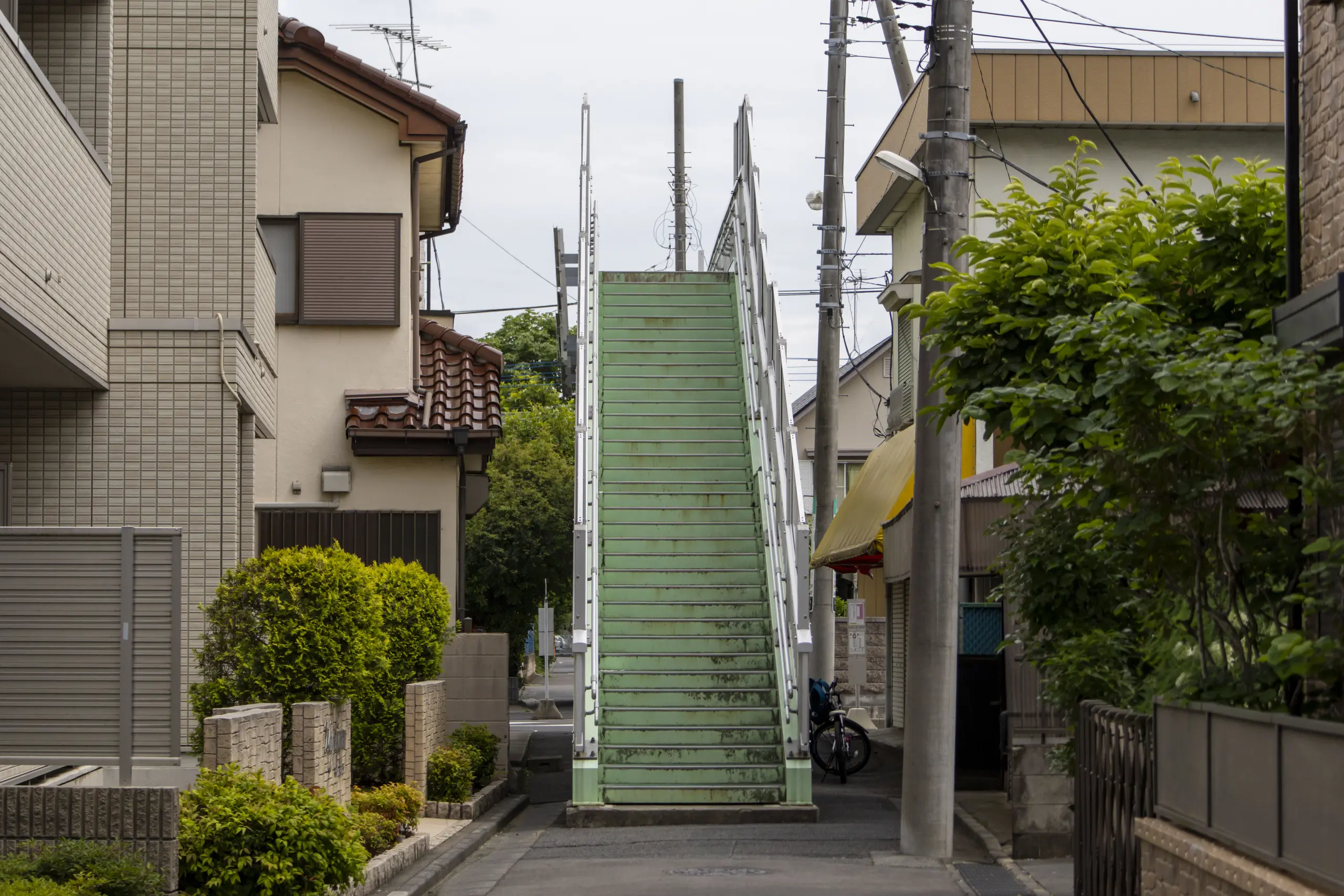 珍しい設置っぷりな歩道橋