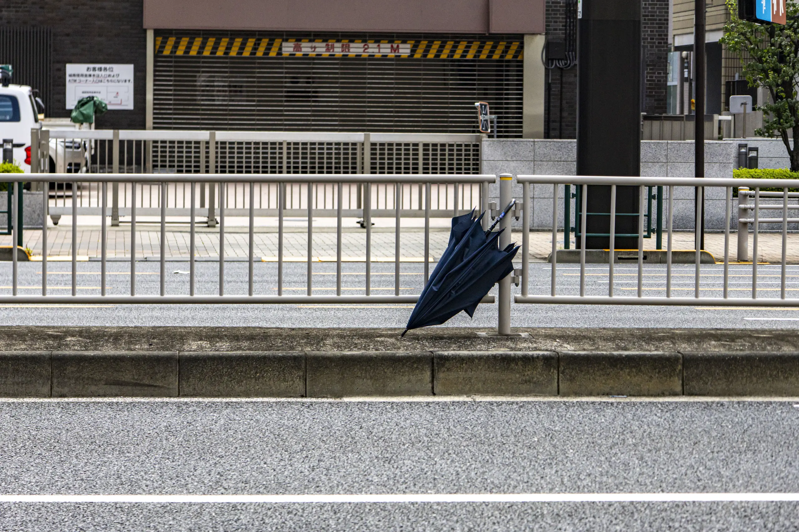 なぜそこに傘？