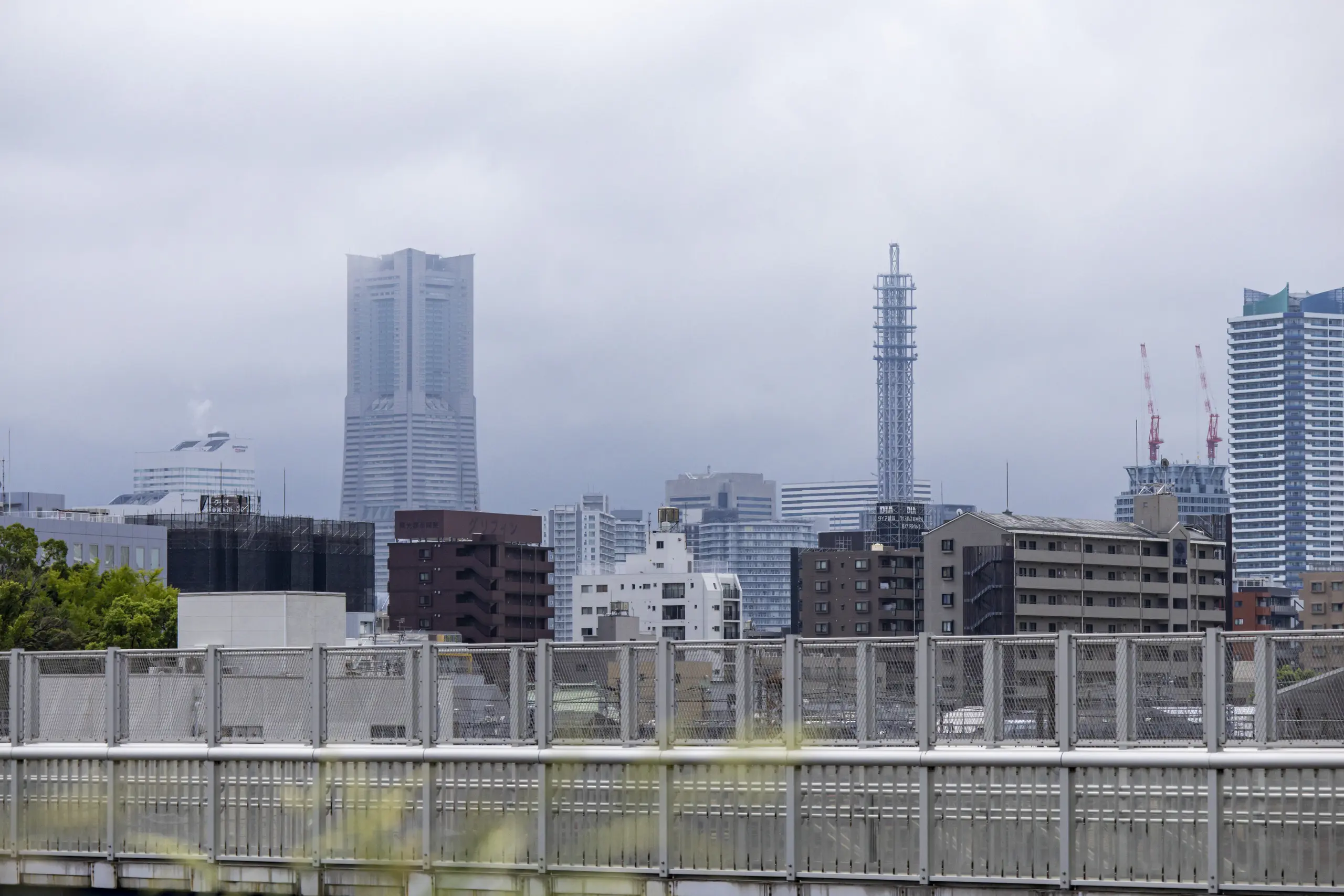 ランドマークタワーも霞むが心地よい天気
