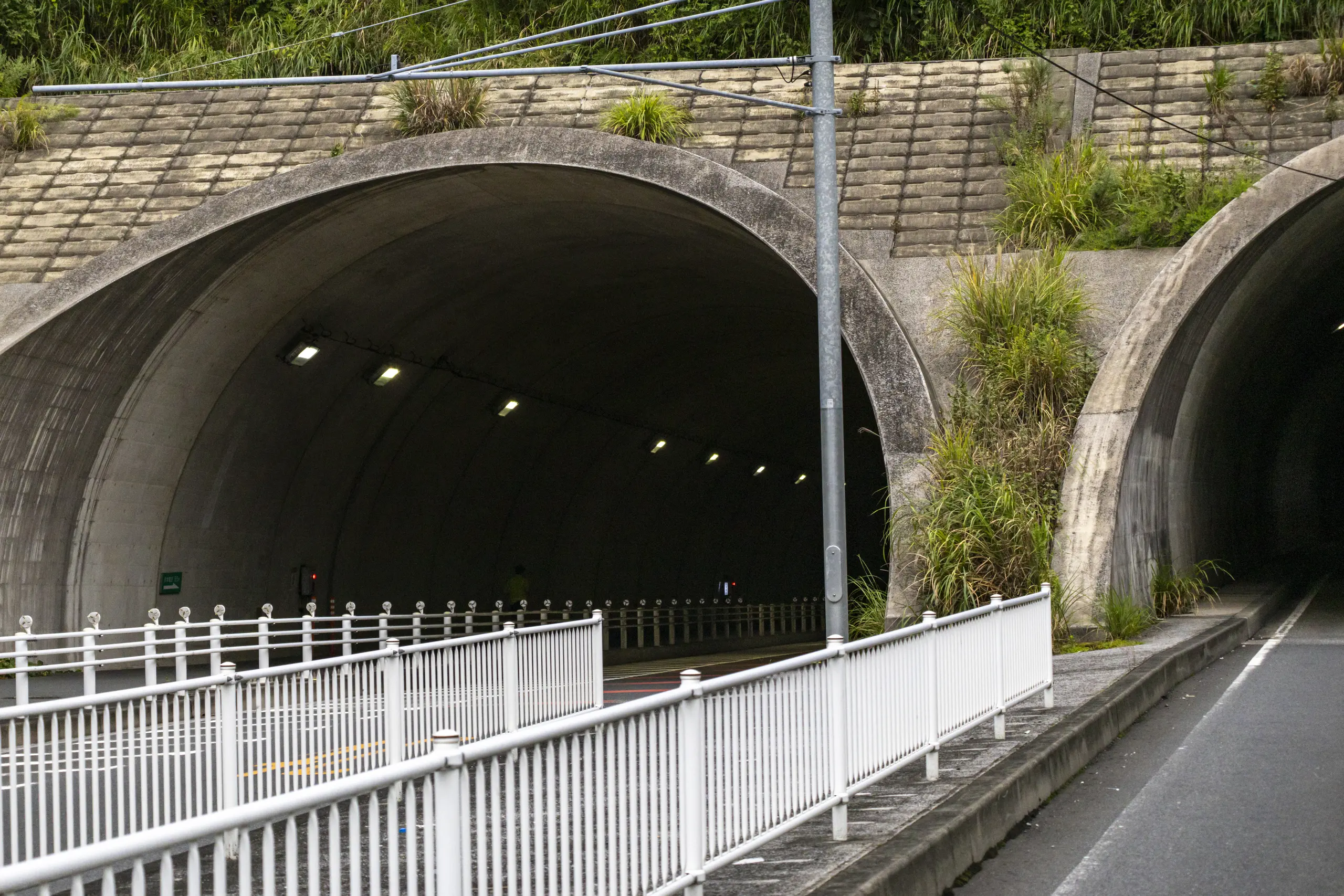 トンネル入り口。この先は大黒埠頭方面。